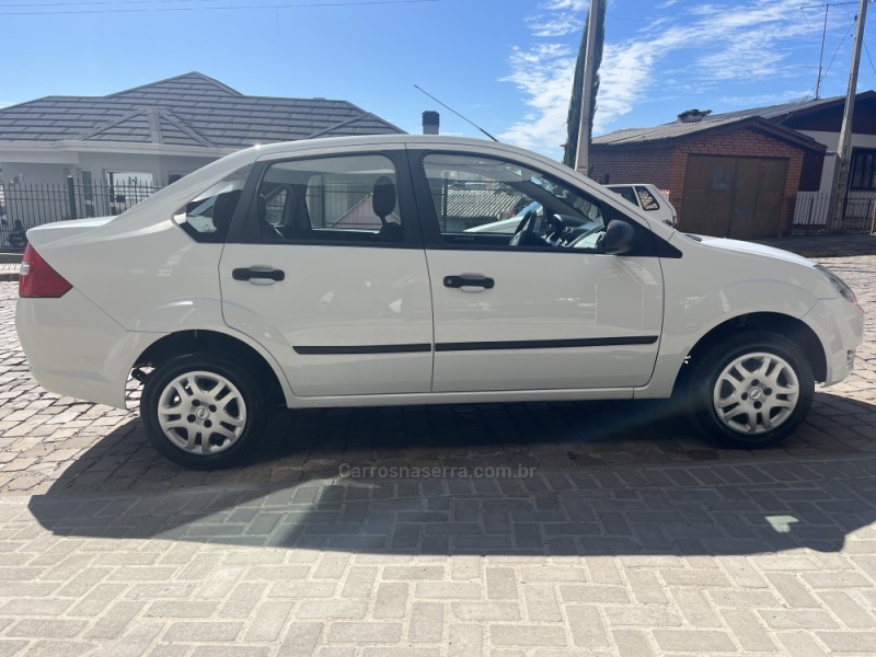 FIESTA 1.0 MPI PERSONNALLITÉ SEDAN 8V GASOLINA 4P MANUAL - 2006 - VERANóPOLIS