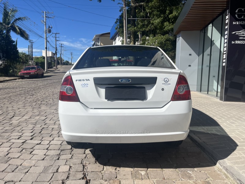 FIESTA 1.0 MPI PERSONNALLITÉ SEDAN 8V GASOLINA 4P MANUAL - 2006 - VERANóPOLIS