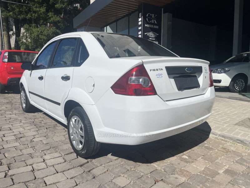 FIESTA 1.0 MPI PERSONNALLITÉ SEDAN 8V GASOLINA 4P MANUAL - 2006 - VERANóPOLIS