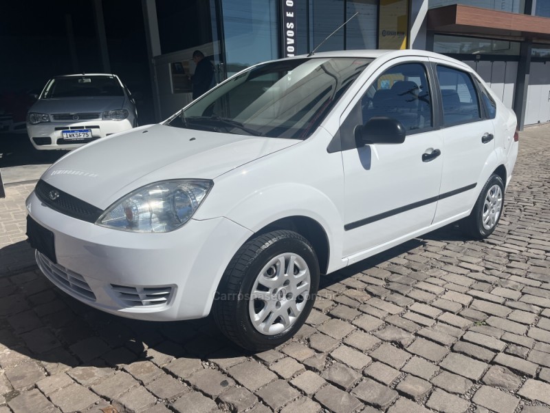 FIESTA 1.0 MPI PERSONNALLITÉ SEDAN 8V GASOLINA 4P MANUAL - 2006 - VERANóPOLIS