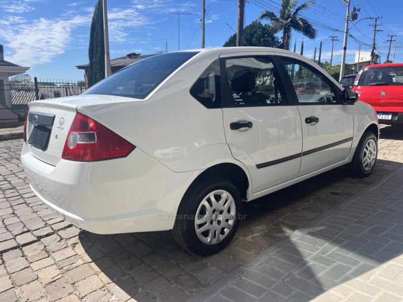 FIESTA 1.0 MPI PERSONNALLITÉ SEDAN 8V GASOLINA 4P MANUAL - 2006 - VERANóPOLIS