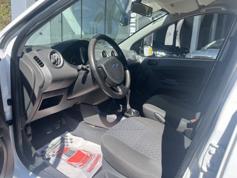 FIESTA 1.0 MPI PERSONNALLITÉ SEDAN 8V GASOLINA 4P MANUAL - 2006 - VERANóPOLIS