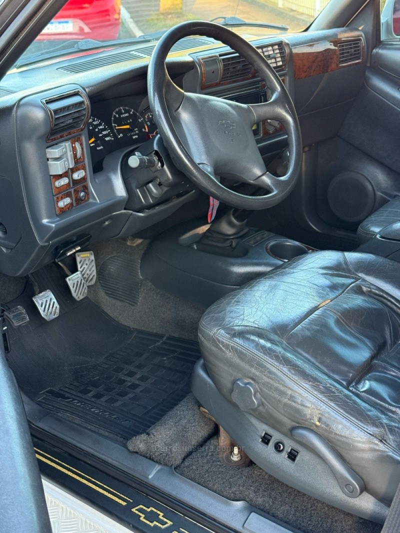BLAZER 4.3 SFI DLX EXECUTIVE 4X2 V6 12V GASOLINA 4P MANUAL - 2000 - FARROUPILHA