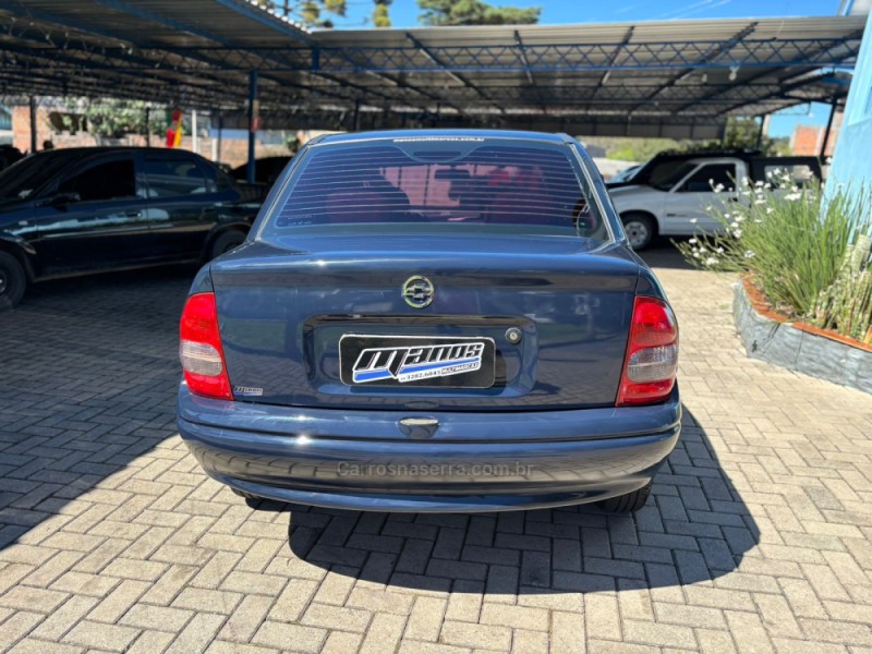 CLASSIC 1.0 MPFI LIFE 8V GASOLINA 4P MANUAL - 2005 - CANELA