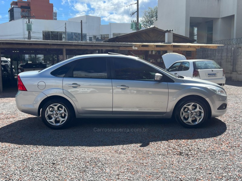 FOCUS 2.0 TITANIUM PLUS SEDAN 16V FLEX 4P AUTOMÁTICO - 2011 - FARROUPILHA