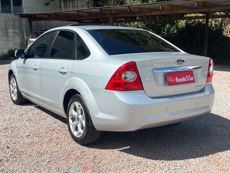FOCUS 2.0 TITANIUM PLUS SEDAN 16V FLEX 4P AUTOMÁTICO - 2011 - FARROUPILHA