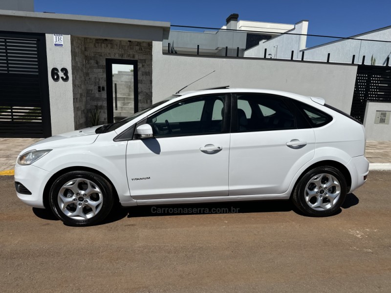 FOCUS 2.0 TITANIUM HATCH 16V FLEX 4P MANUAL - 2013 - SERAFINA CORRêA