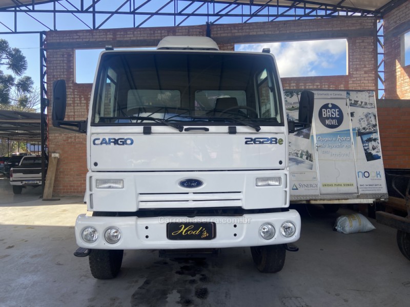 CARGO 2628 E 6X4 T 3 EIXOS - 2008 - CANELA