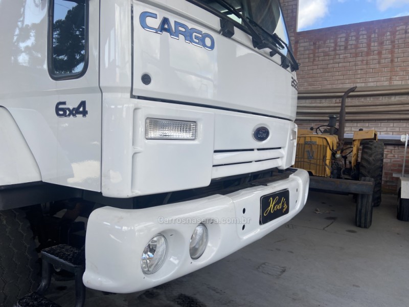 CARGO 2628 E 6X4 T 3 EIXOS - 2008 - CANELA