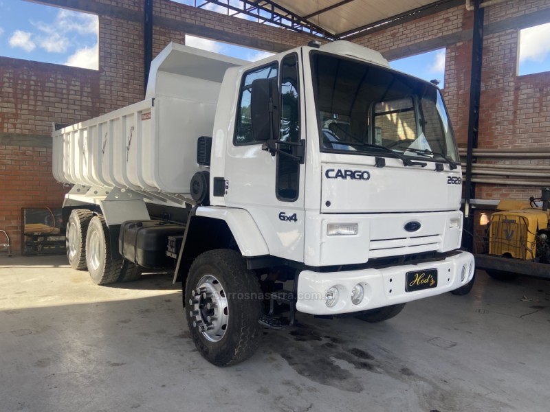 CARGO 2628 E 6X4 T 3 EIXOS - 2008 - CANELA