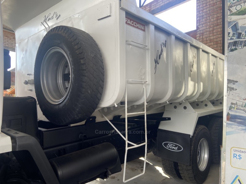 CARGO 2628 E 6X4 T 3 EIXOS - 2008 - CANELA