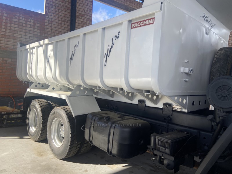 CARGO 2628 E 6X4 T 3 EIXOS - 2008 - CANELA