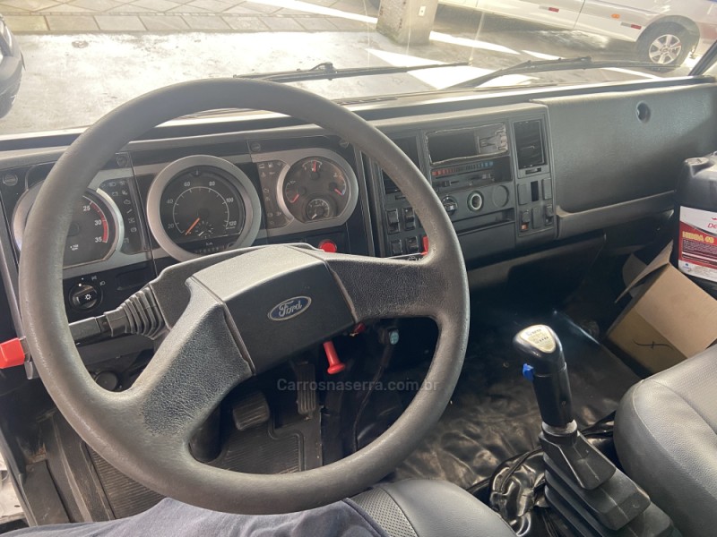 CARGO 2628 E 6X4 T 3 EIXOS - 2008 - CANELA