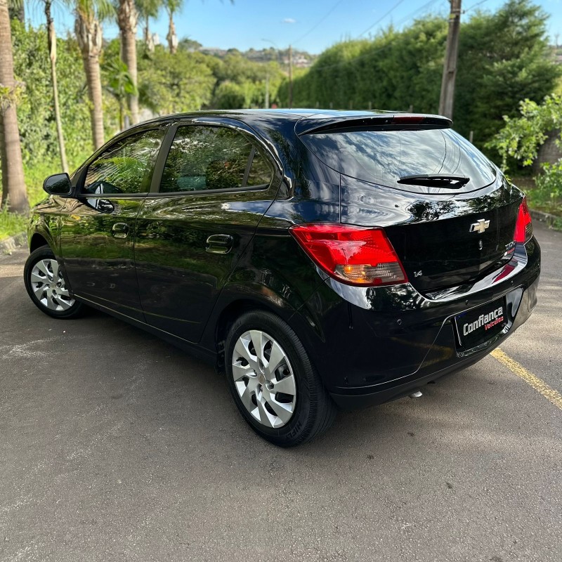 ONIX 1.4 MPFI LT 8V FLEX 4P MANUAL - 2014 - CAMPO BOM