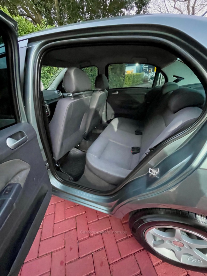 VOYAGE 1.6 MI TREND 8V FLEX 4P AUTOMATIZADO - 2011 - ROLANTE