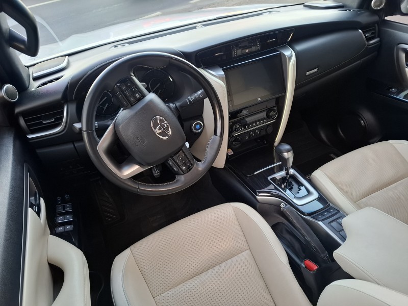 HILUX SW4 2.8 SRX 4X4 DIAMOND 16V TURBO DIESEL 4P 7 LUGARES AUTOMÁTICO - 2024 - FARROUPILHA