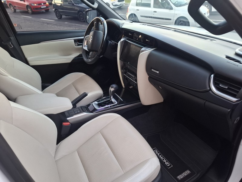 HILUX SW4 2.8 SRX 4X4 DIAMOND 16V TURBO DIESEL 4P 7 LUGARES AUTOMÁTICO - 2024 - FARROUPILHA