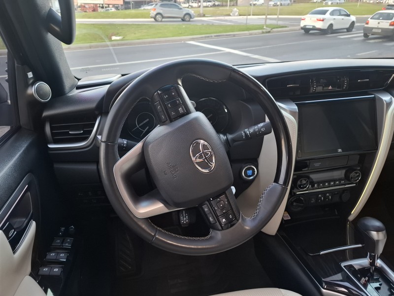 HILUX SW4 2.8 SRX 4X4 DIAMOND 16V TURBO DIESEL 4P 7 LUGARES AUTOMÁTICO - 2024 - FARROUPILHA