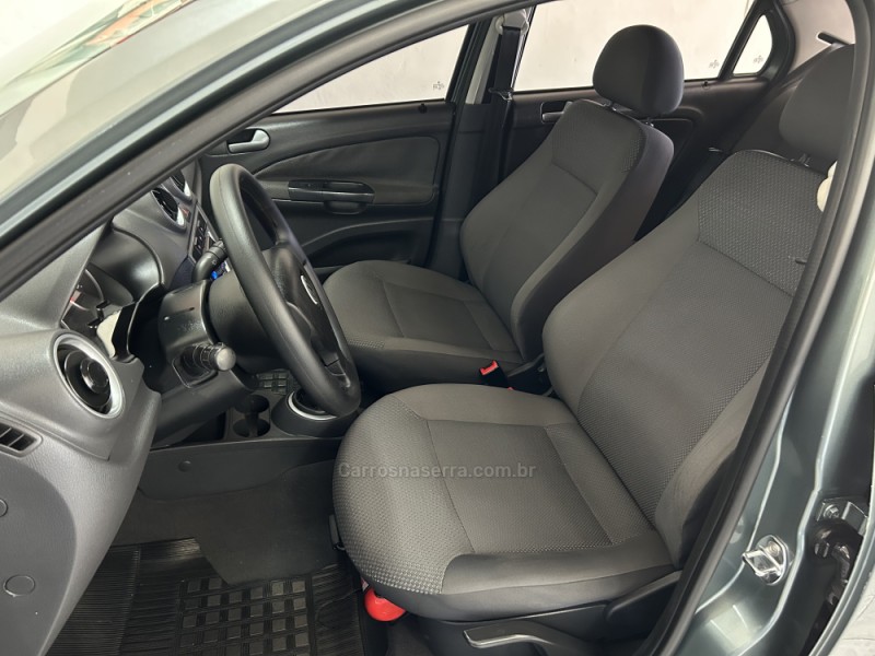 VOYAGE 1.0 MI TRENDLINE 8V FLEX 4P MANUAL - 2012 - NOVA PRATA