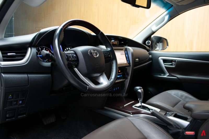 HILUX SW4 2.8 SRX 4X4 7 LUGARES 16V TURBO INTERCOOLER DIESEL 4P AUTOMÁTICO - 2016 - GARIBALDI