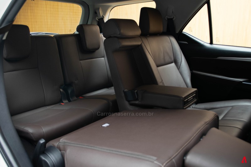 HILUX SW4 2.8 SRX 4X4 7 LUGARES 16V TURBO INTERCOOLER DIESEL 4P AUTOMÁTICO - 2016 - GARIBALDI