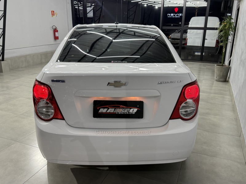 SONIC 1.6 LT SEDAN 16V FLEX 4P AUTOMÁTICO - 2013 - SAPIRANGA