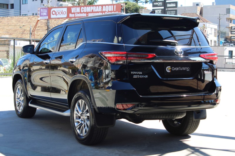 HILUX SW4 2.8 SRX 4X4 7 LUGARES 16V TURBO INTERCOOLER DIESEL 4P AUTOMÁTICO - 2022 - CAXIAS DO SUL