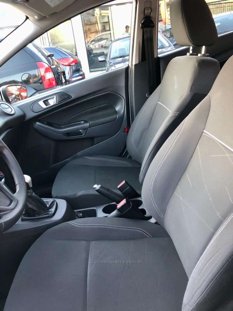 FIESTA 1.5 SE HATCH 16V FLEX 4P MANUAL - 2016 - SERAFINA CORRêA