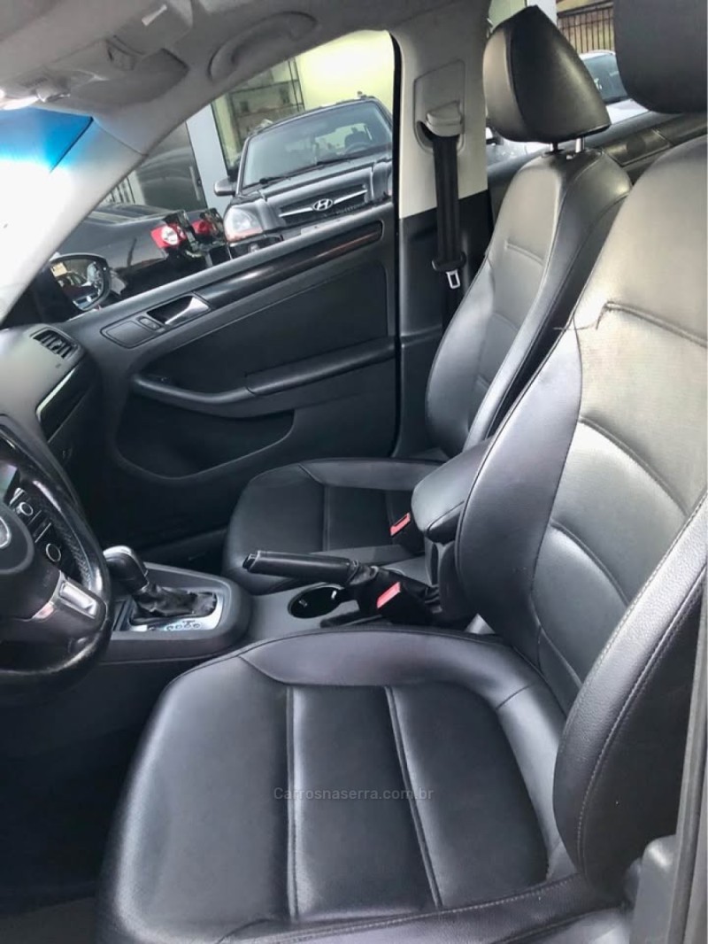 JETTA 2.0 COMFORTLINE FLEX 4P TIPTRONIC - 2013 - SERAFINA CORRêA