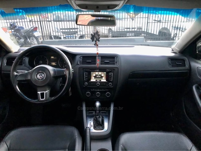 JETTA 2.0 COMFORTLINE FLEX 4P TIPTRONIC - 2013 - SERAFINA CORRêA