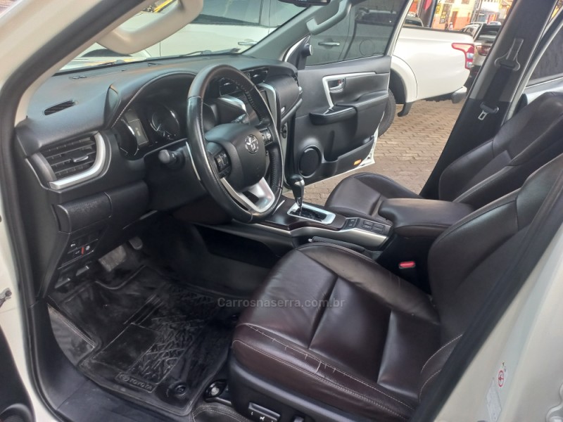 HILUX SW4 2.8 SRX 4X4 7 LUGARES 16V TURBO INTERCOOLER DIESEL 4P AUTOMÁTICO - 2019 - CAXIAS DO SUL