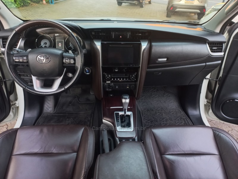 HILUX SW4 2.8 SRX 4X4 7 LUGARES 16V TURBO INTERCOOLER DIESEL 4P AUTOMÁTICO - 2019 - CAXIAS DO SUL