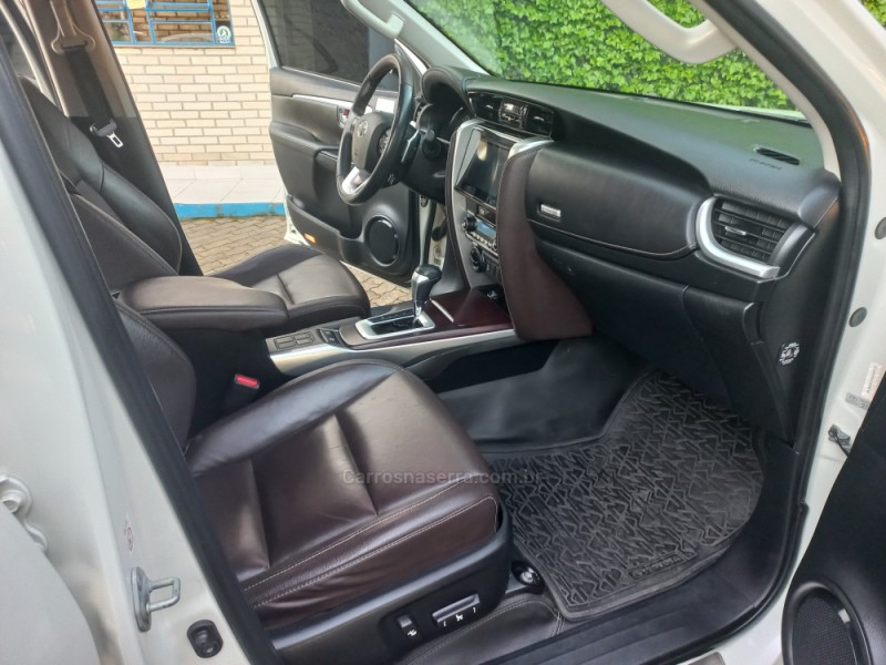 HILUX SW4 2.8 SRX 4X4 7 LUGARES 16V TURBO INTERCOOLER DIESEL 4P AUTOMÁTICO - 2019 - CAXIAS DO SUL