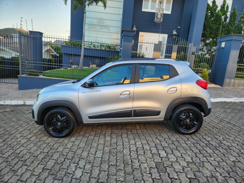 KWID 1.0 12V OUTSIDER FLEX 4P MANUAL - 2022 - MONTENEGRO