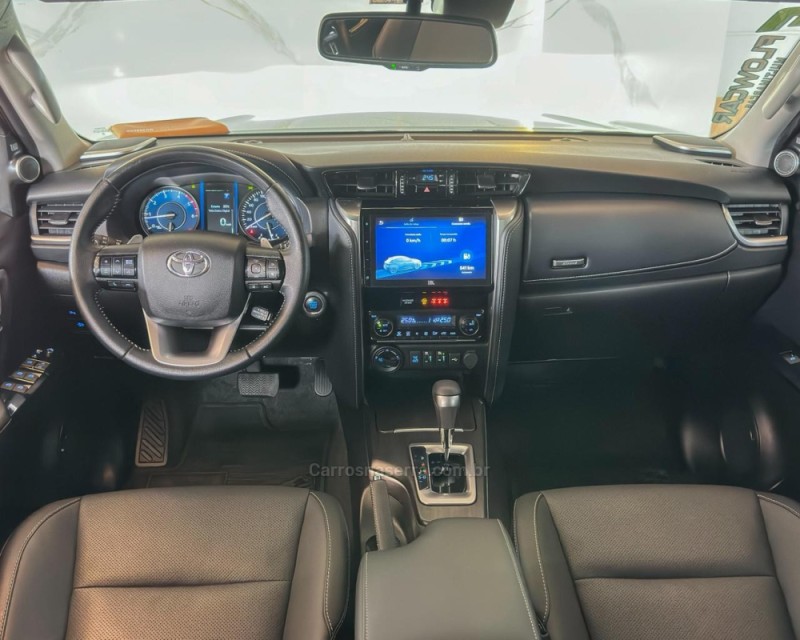 HILUX SW4 2.8 4X4 SRX PLATINUM TURBO DIESEL 4P AUTOMÁTICO - 2024 - GARIBALDI