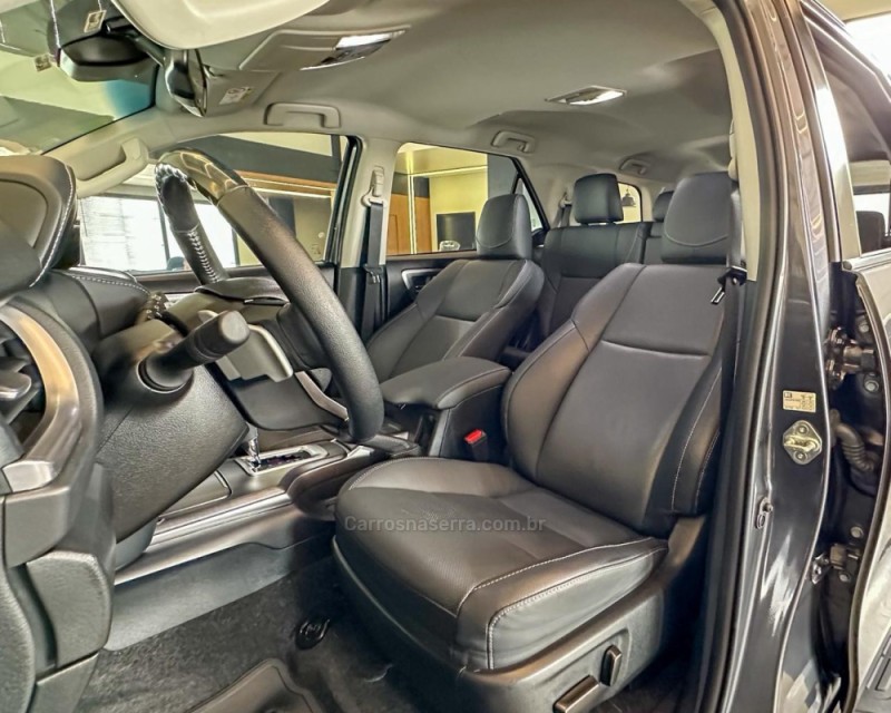 HILUX SW4 2.8 4X4 SRX PLATINUM TURBO DIESEL 4P AUTOMÁTICO - 2024 - GARIBALDI
