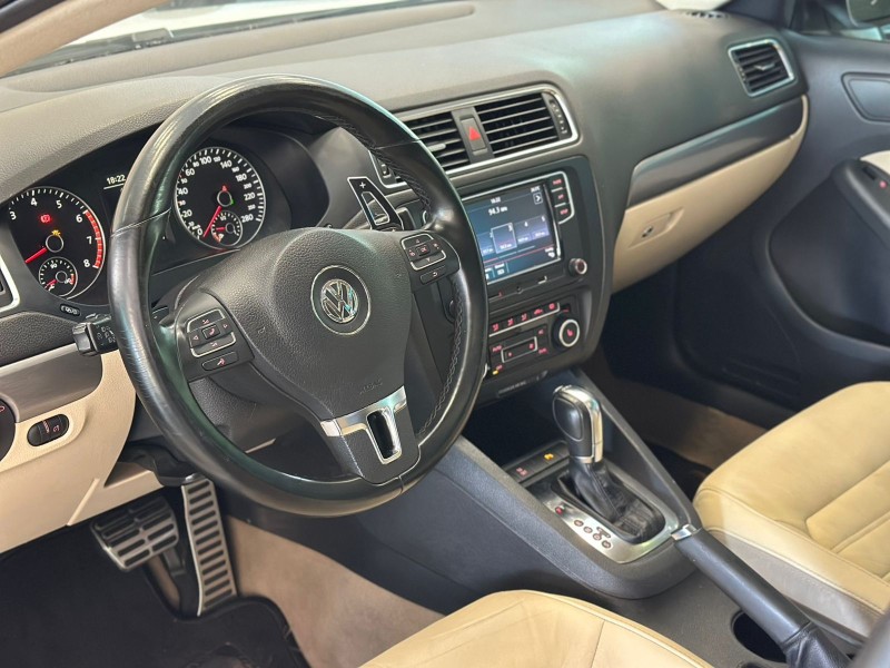 JETTA 2.0 TSI DSG HIGHLINE 200CV GASOLINA 4P AUTOMÁTICO - 2012 - ESTâNCIA VELHA