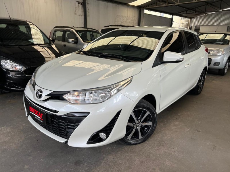 TOYOTA - YARIS - 2020/2020 - Branca - R$ 81.900,00