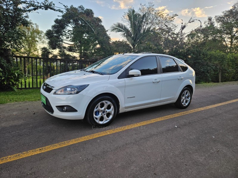 FOCUS 2.0 TITANIUM HATCH 16V FLEX 4P AUTOMÁTICO - 2011 - VERANóPOLIS