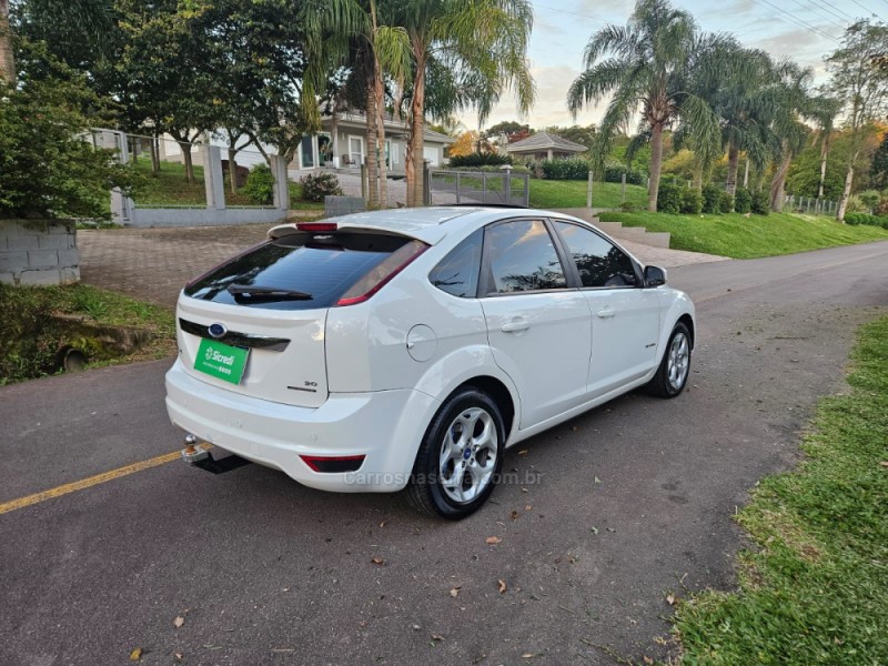 FOCUS 2.0 TITANIUM HATCH 16V FLEX 4P AUTOMÁTICO - 2011 - VERANóPOLIS