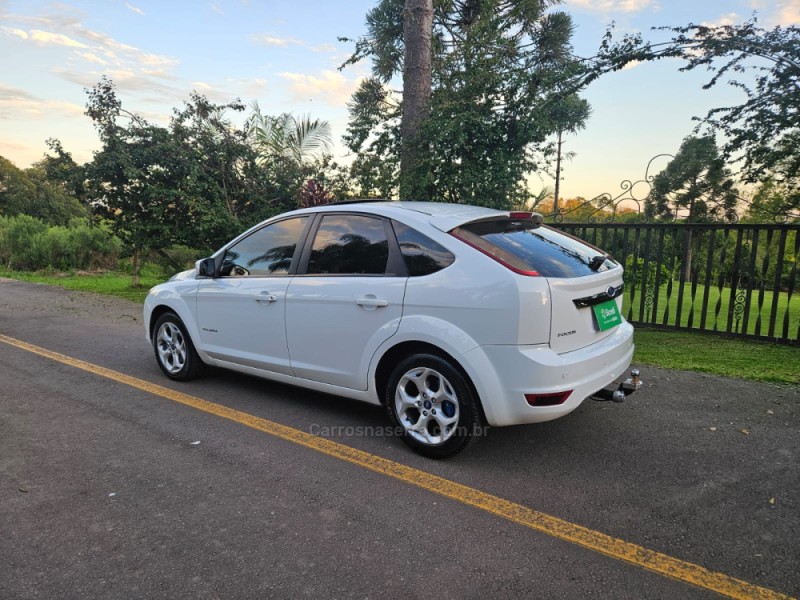 FOCUS 2.0 TITANIUM HATCH 16V FLEX 4P AUTOMÁTICO