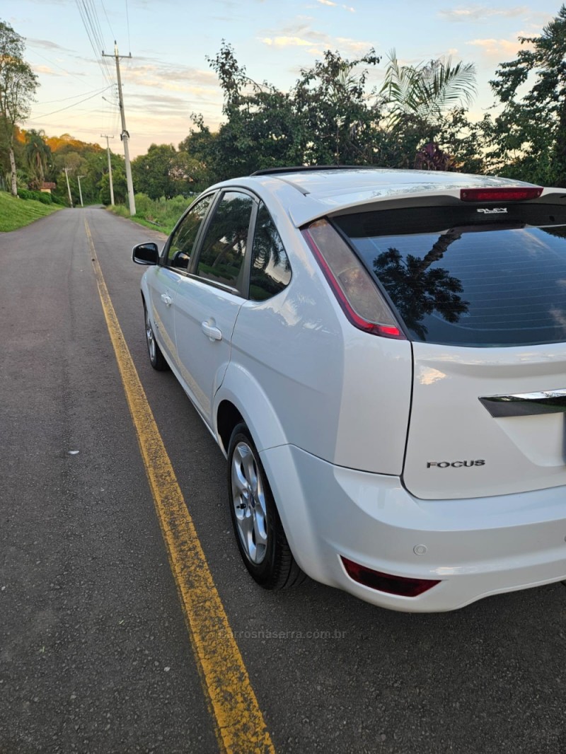 FOCUS 2.0 TITANIUM HATCH 16V FLEX 4P AUTOMÁTICO - 2011 - VERANóPOLIS