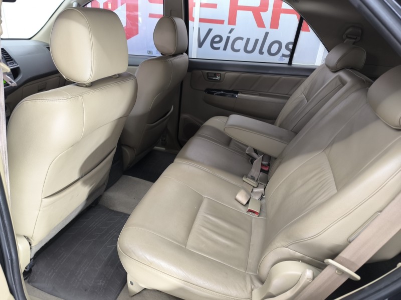 HILUX SW4 3.0 SRV 4X4 7 LUGARES 16V TURBO INTERCOOLER DIESEL 4P AUTOMÁTICO - 2012 - CAXIAS DO SUL