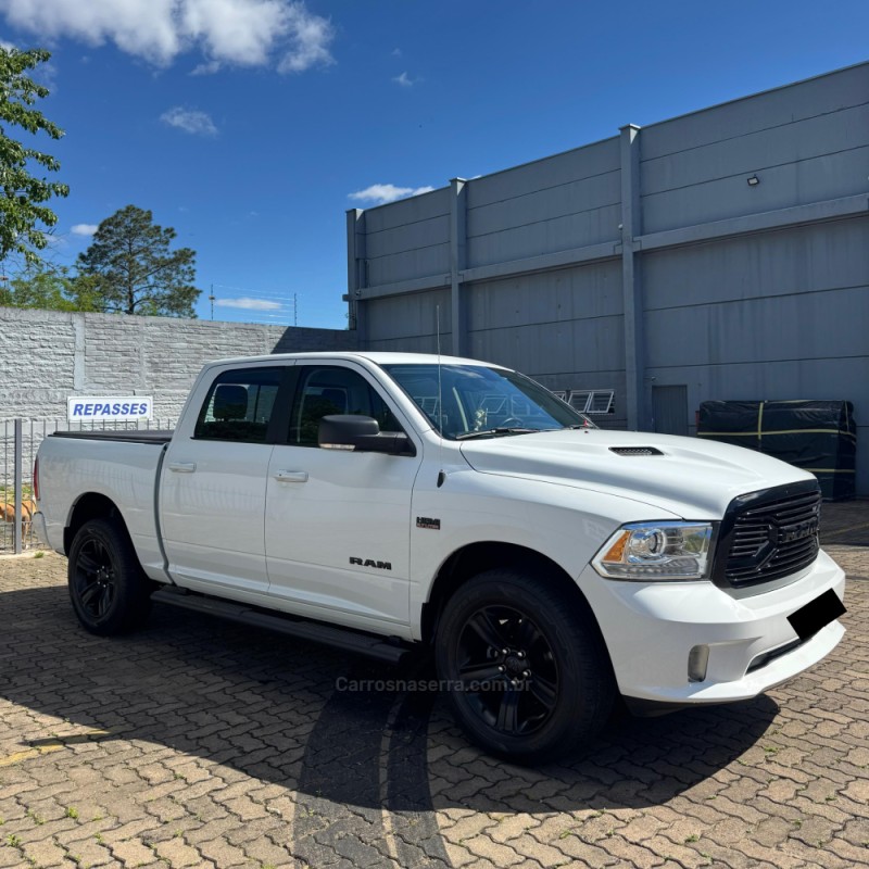 CLASSIC 5.7 V8 GASOLINA LARAMIE NIGHT EDITION CD 4X4 AUTOMÁTICO - 2022 - BENTO GONçALVES