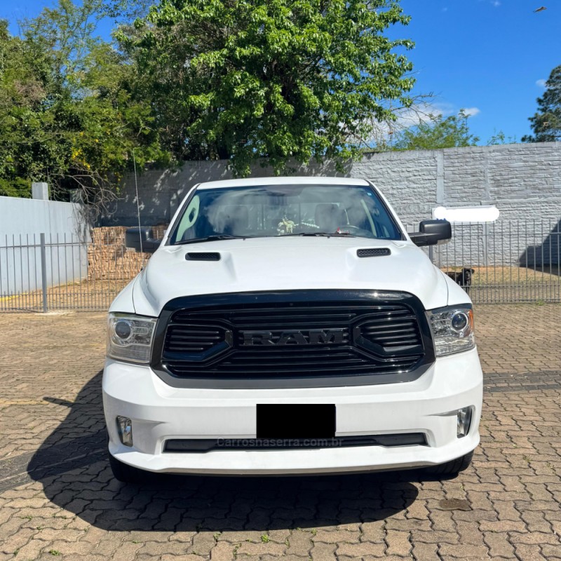 CLASSIC 5.7 V8 GASOLINA LARAMIE NIGHT EDITION CD 4X4 AUTOMÁTICO - 2022 - BENTO GONçALVES