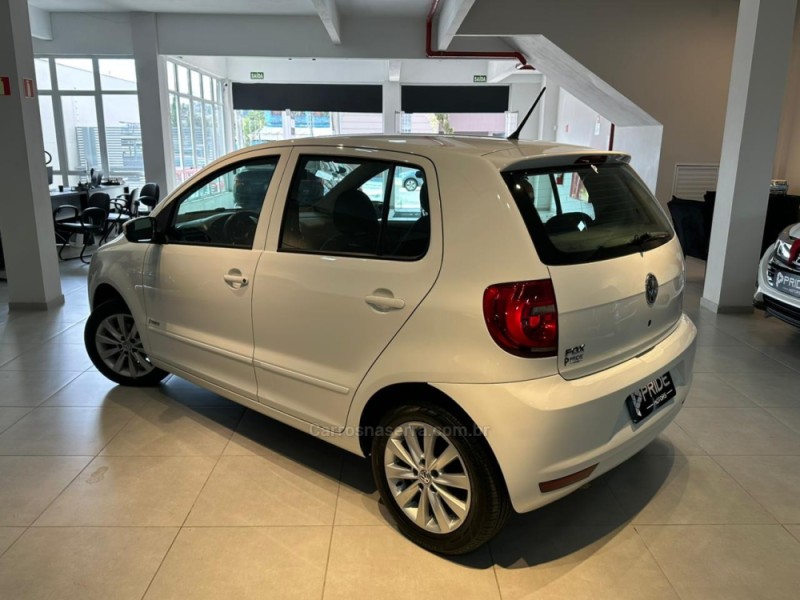 FOX 1.0 MI TRENDLINE 8V FLEX 4P MANUAL - 2014 - CAXIAS DO SUL