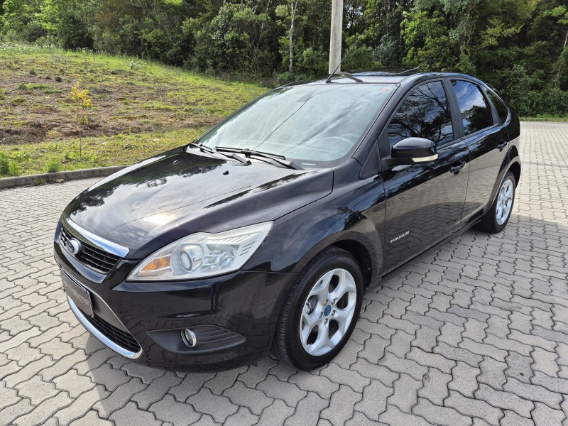 FOCUS 2.0 TITANIUM HATCH 16V FLEX 4P AUTOMÁTICO