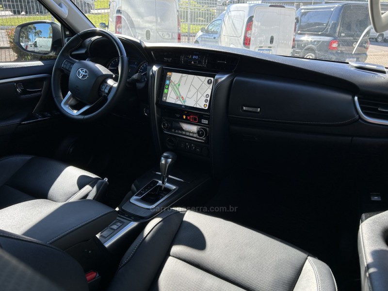 HILUX SW4 2.8 4X4 SRX PLATINUM TURBO 7 LUGARES DIESEL 4P AUTOMÁTICO - 2024 - FARROUPILHA