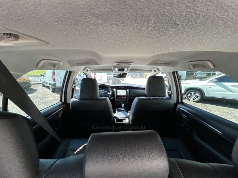 HILUX SW4 2.8 4X4 SRX PLATINUM TURBO 7 LUGARES DIESEL 4P AUTOMÁTICO - 2024 - FARROUPILHA