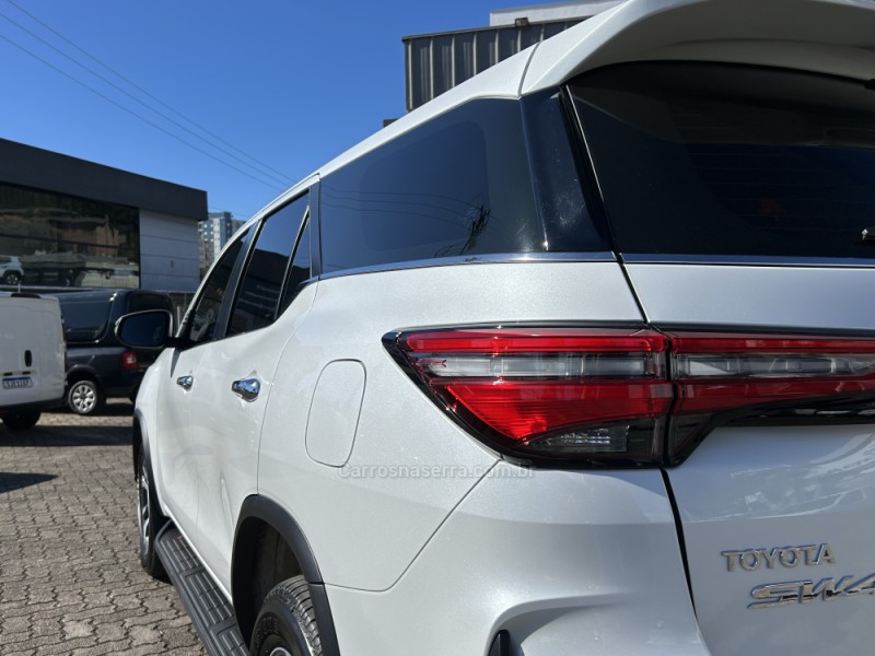 HILUX SW4 2.8 4X4 SRX PLATINUM TURBO 7 LUGARES DIESEL 4P AUTOMÁTICO - 2024 - FARROUPILHA